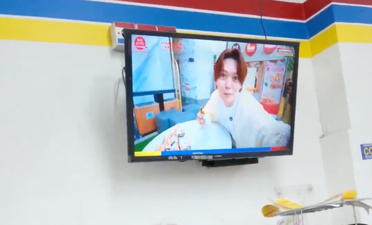 Indomaretの店内モニターに映るYOSUKEの商品紹介動画