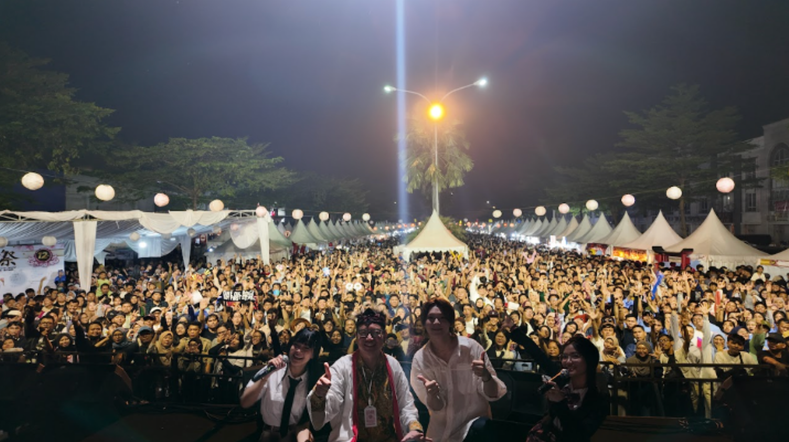 Sakura Matsuri 2025の観客とYOSUKE